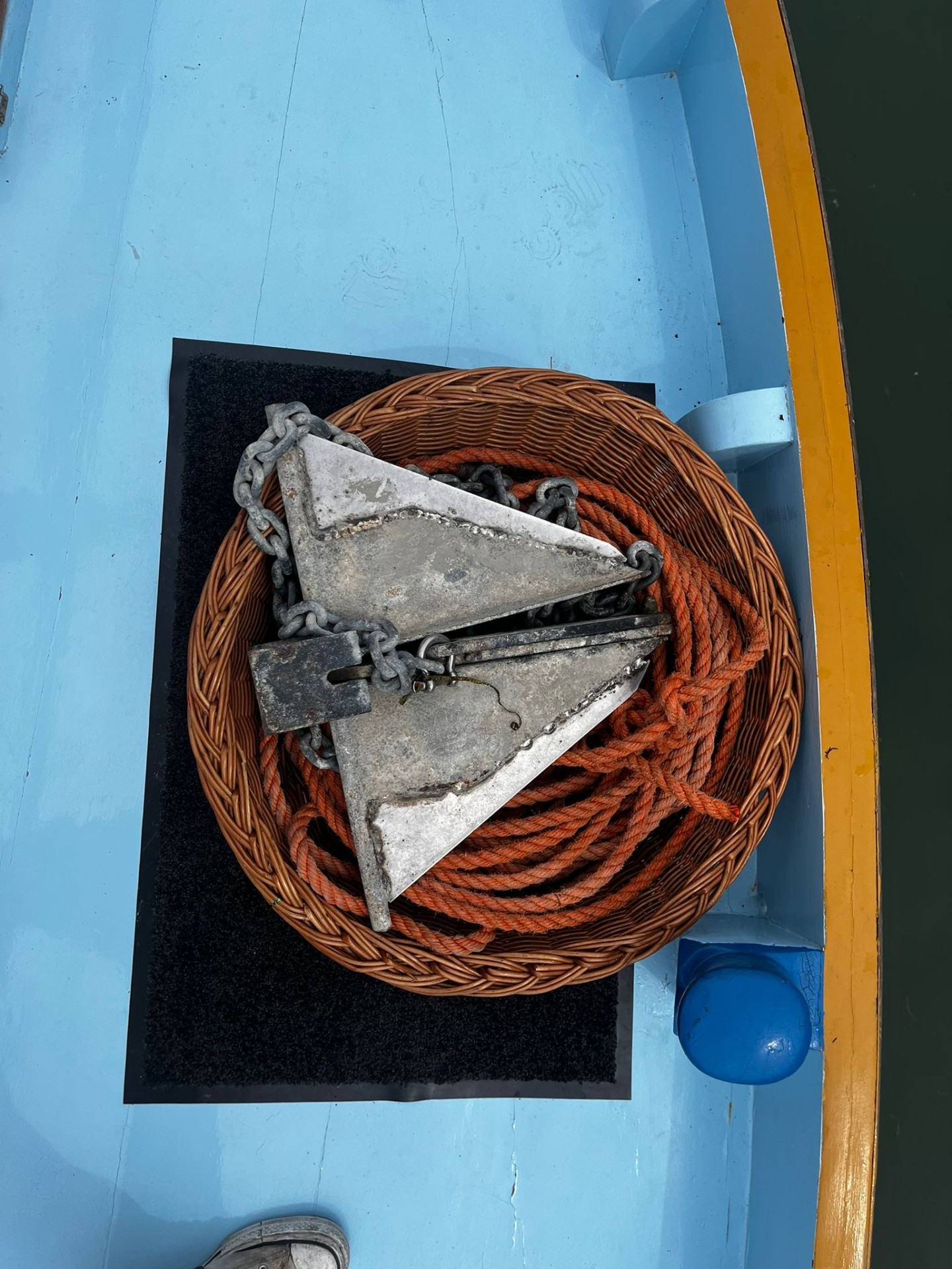 Anchor and rope basket aboard the Bragosso